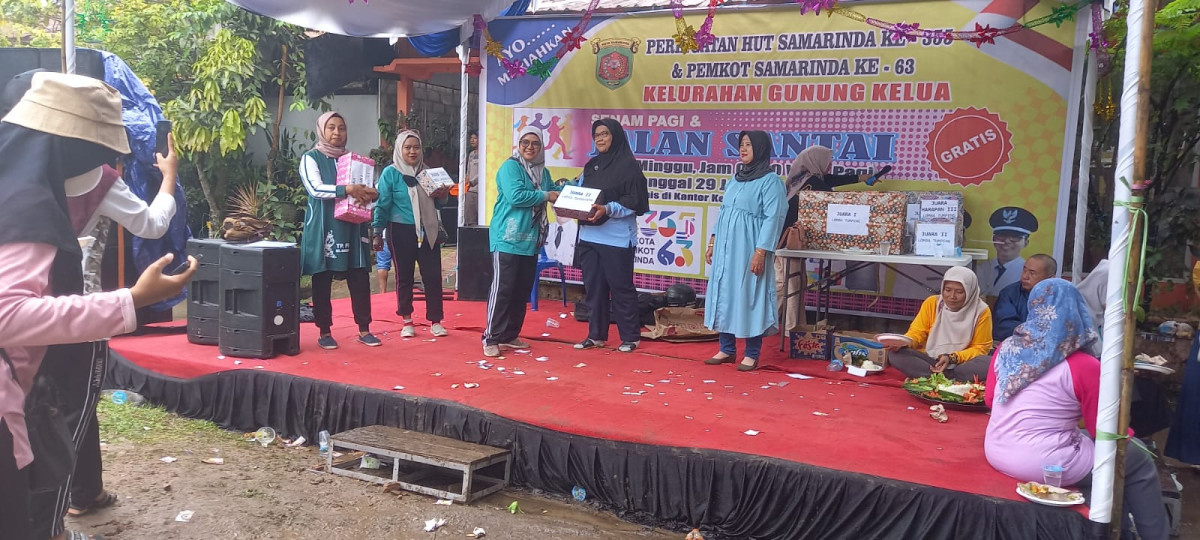 Foto pemberian hadiah pemenang tertib administrasi dasawisma se-kelurahan Gunung Kelua