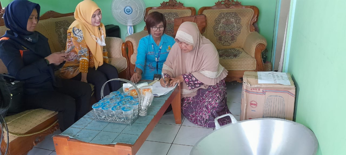 UPPKA Kembang Sepatu Menerima Bantuan Alat Masak Dari DPPKB Kota Samrinda