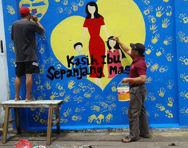 Pembuatan seni mural di Kampung KB Gerbang Seribu Kelurahan Sungai Dama