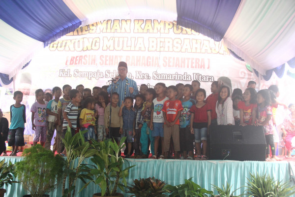 Walikota Samarinda bersama anak-anak Kampung KB Gunung Mulia Bersahaja