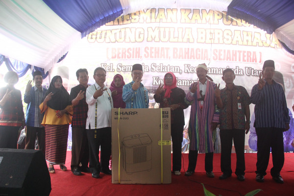 Penyerahan hadiah door prize kepada pemenang kuis oleh Walikota Samarinda
