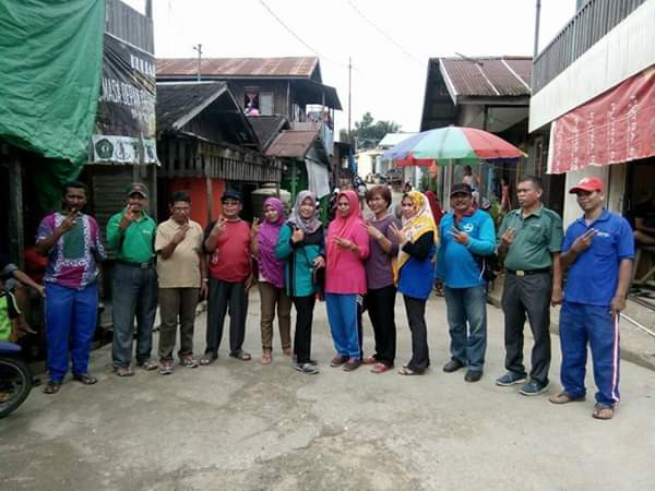Foto bersama Camat, Lurah, PKB, Pengurus Kampung KB setelah penanaman pohon