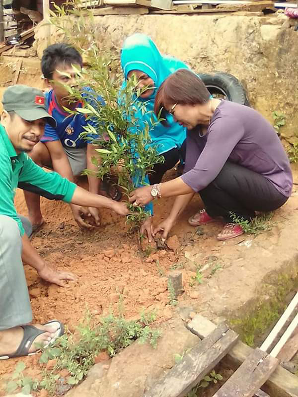 Penanaman pohon tanaman oleh Ketua dan PKB Kampung KB Gunung Mulia Bersahaja