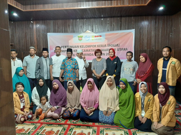 Foto bersama pengurus Kampung KB dan peserta pertemuan