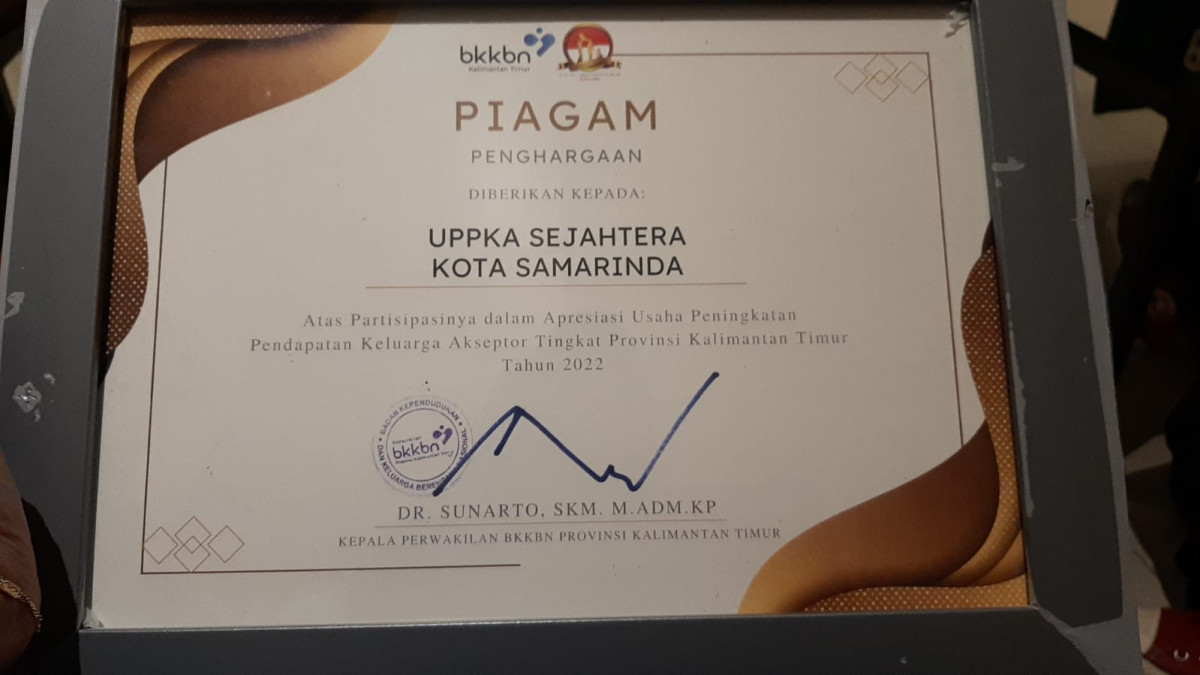 Pemberian Piagam Penghargaan untuk UPPKA Sejahtera