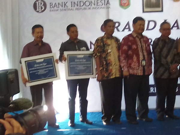 Penerimaan secara simbolis bantuan Sosial dari CSR Bank Indonesia