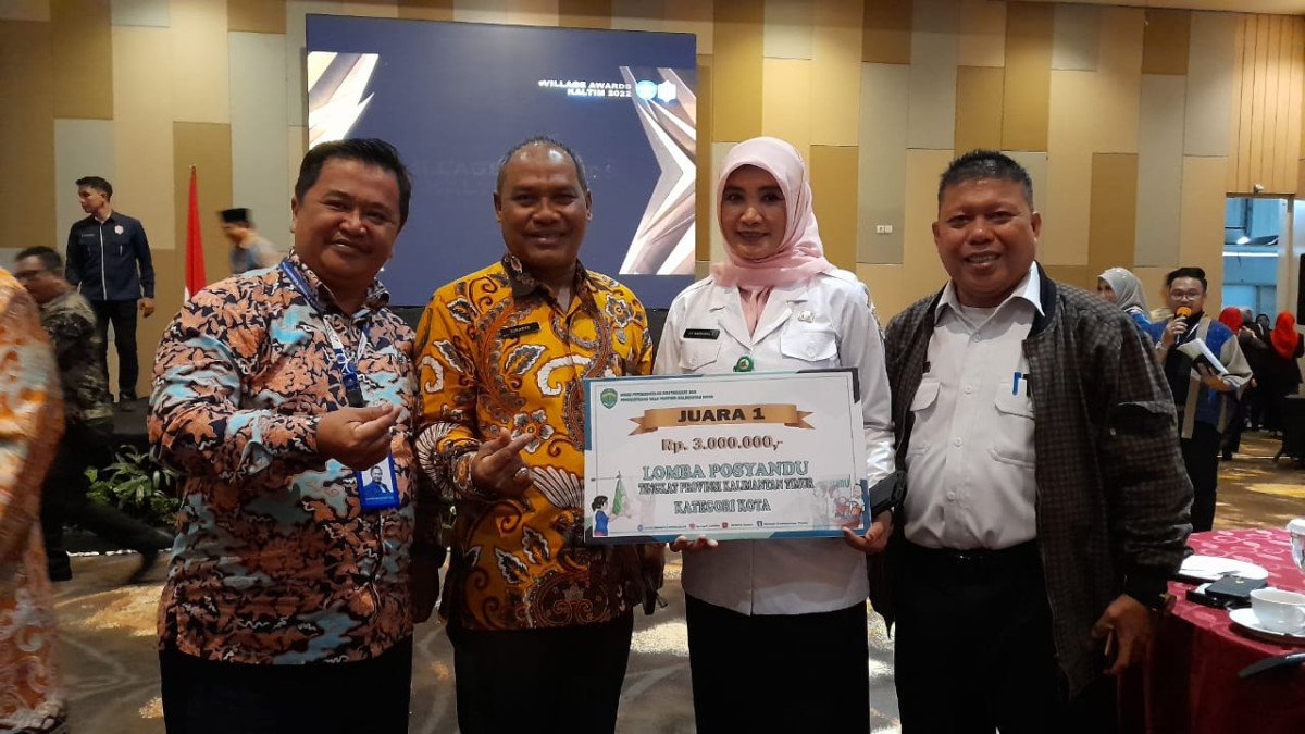 Foto bersama Kepala Perwakilan BKKBN Kalimantan Timur dan Ketua Satgas Stunting Provinsi Kalimantan Timur