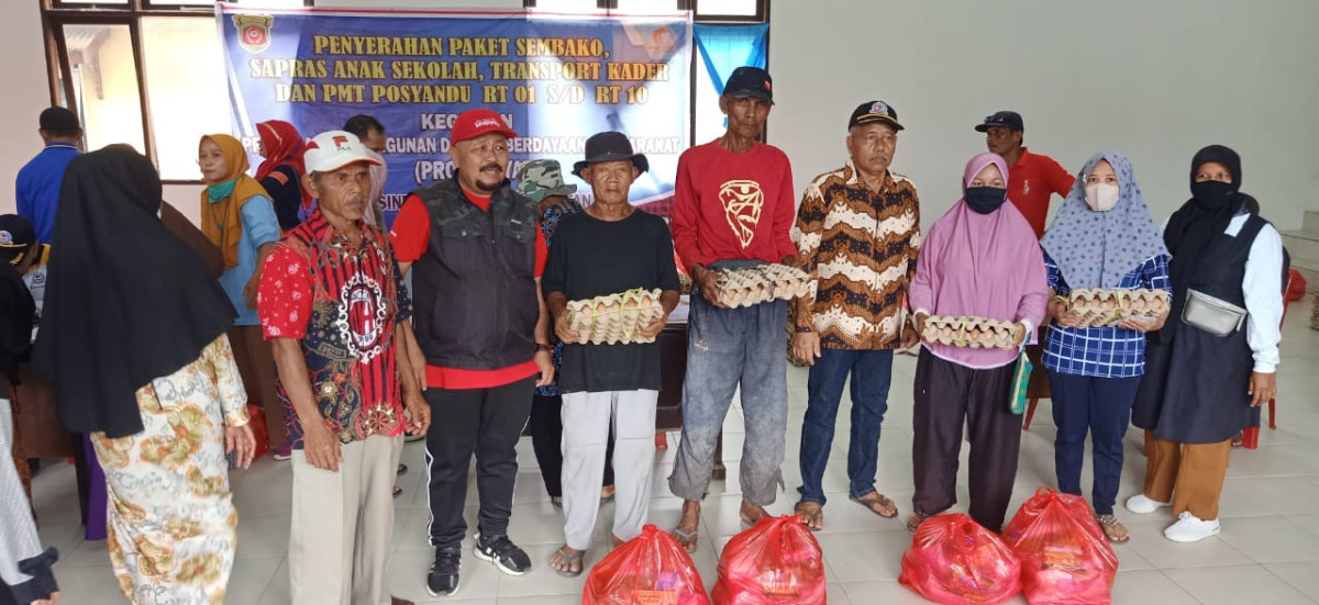 Penyerahan bantuan Paket Sembako dan Peralatan Sekolah