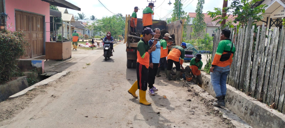 Gotong Royong membersihkan lingkungan warga
