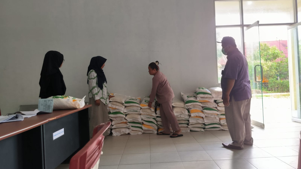Distribusi beras warga Kel Sindang Sari
