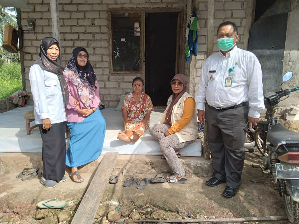 Penjangkauan lansia dengan gangguan kesehatan di kelurahan sindang sari