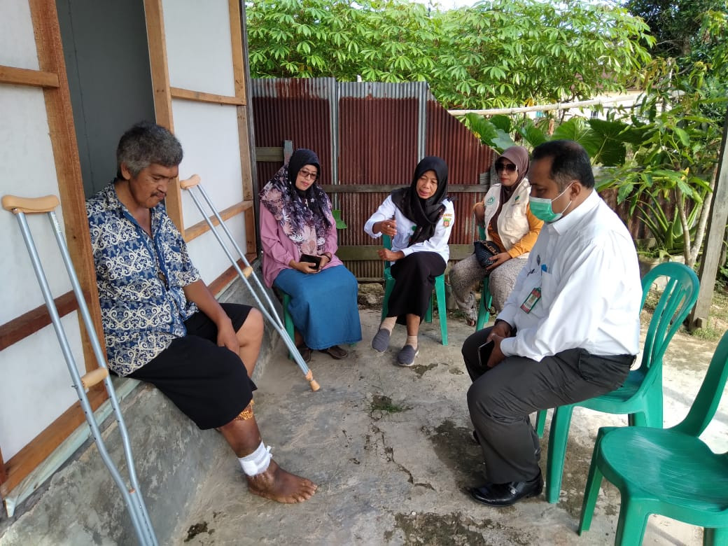 Penjangkauan lansia dengan gangguan kesehatan di kelurahan sindang sari