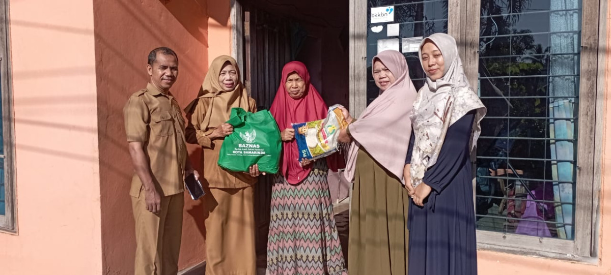 Pembagian sembako dari baznas untuk warga kurang mampu kelurahan Sindang Sari