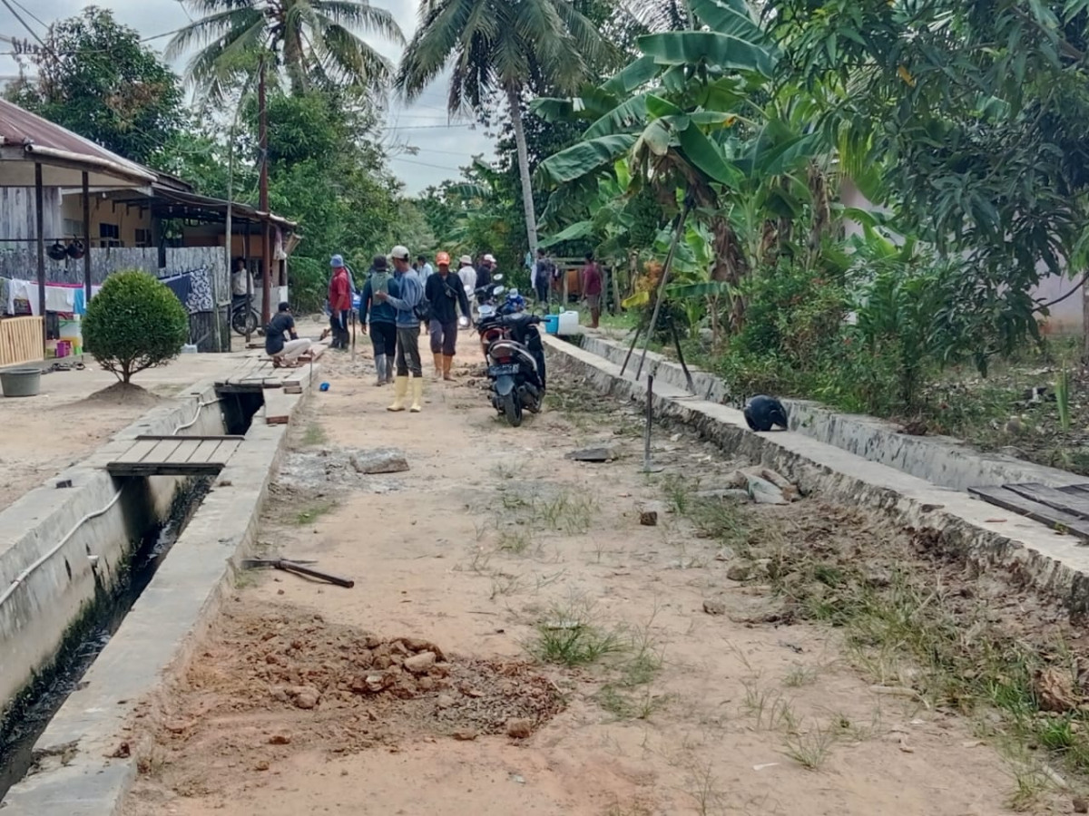 Kerja Bakti dan Pengecoran jalan di Kelurahan Sindang Sari