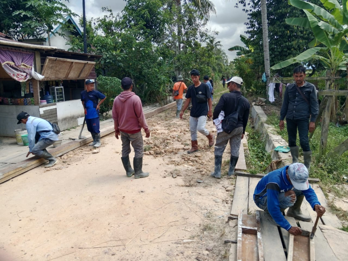 Kerja Bakti dan Pengecoran jalan di Kelurahan Sindang Sari