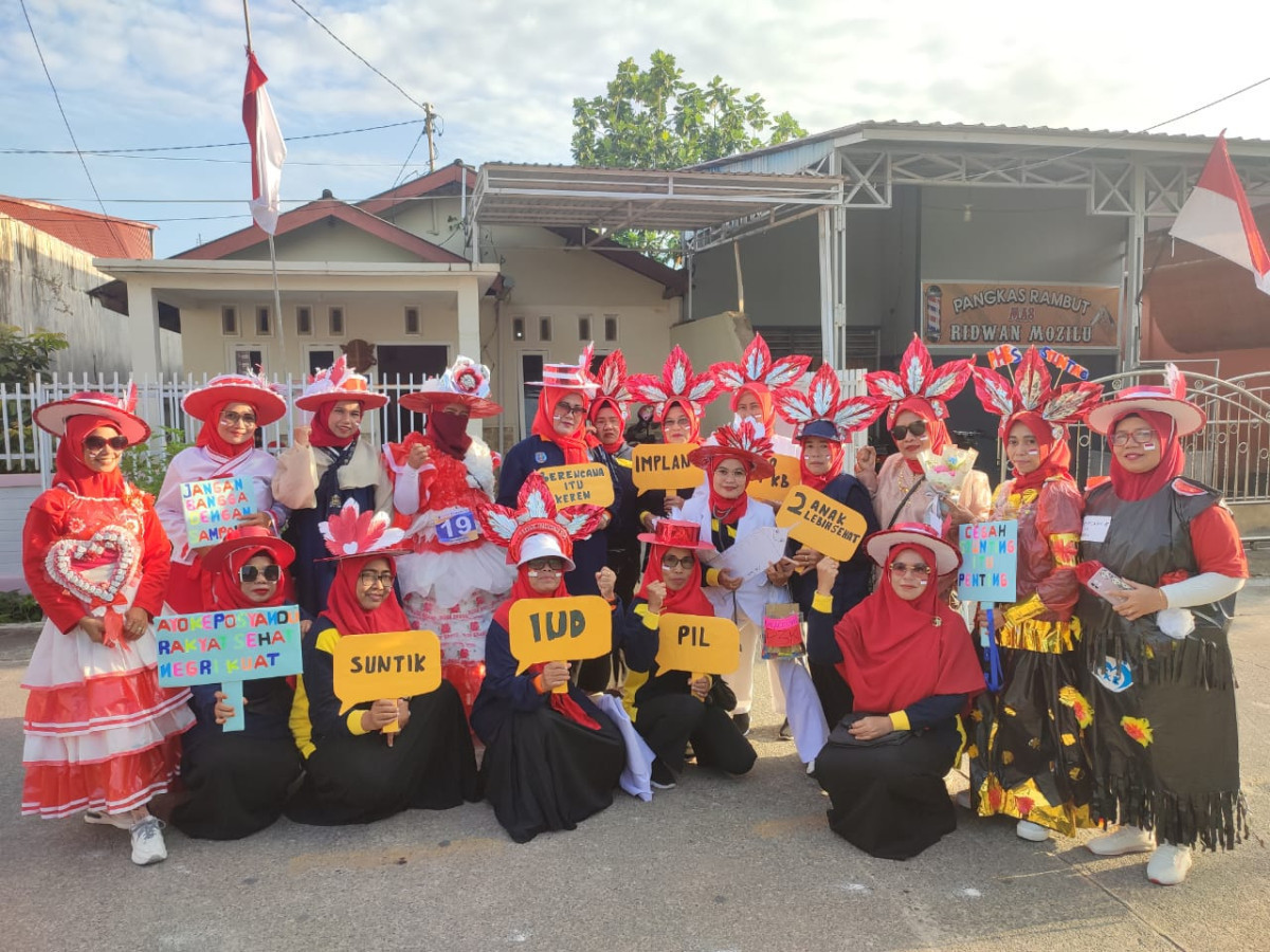 Mengikuti Pawai Kader Kesehatan dan KB dalam Rangka Dirgahayu Republik Indonesia Ke-78 di Kelurahan Loktuan