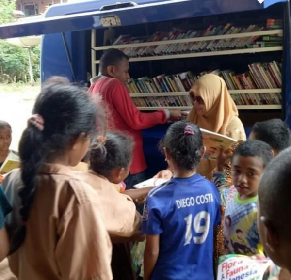 Penyerahan Bantuan Buku Bacaan untuk Perpustakaan Kampung KB Lourdes, Rumah Baca Lentera Perbatasan
