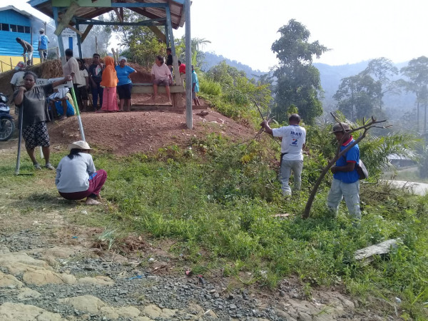 kegiatan Kerja bakti membersihkan lingkungan kawasan hunian di wilayah kampung kb lourdes Desa Sungai Limau