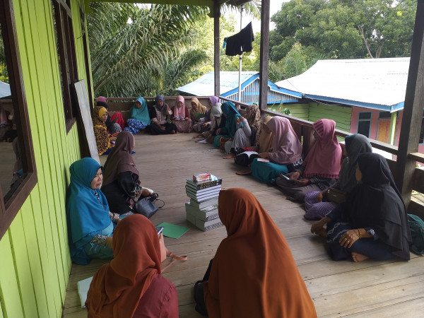 Penyerahan bantuan untuk kelompok pengajian di kampung kb lourdes