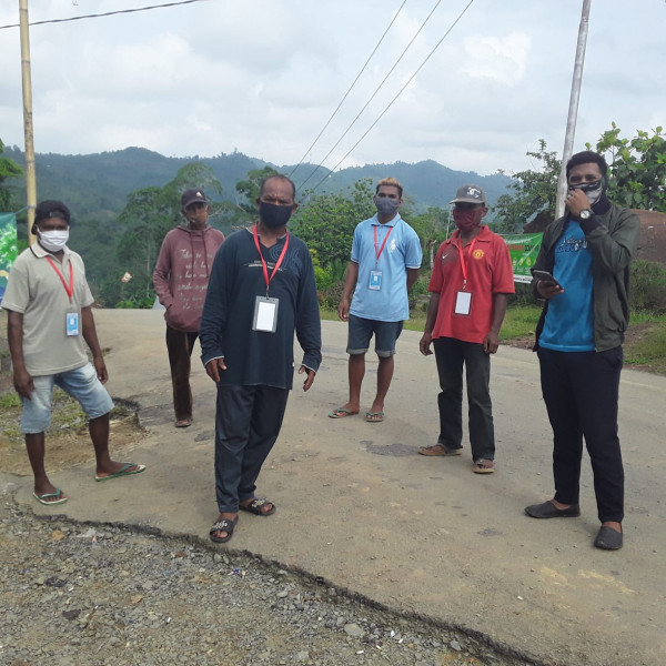 Ketua Kampung KB Lourdes Bersama relawan Lawan Covid-19 di perbatasan Malaysia