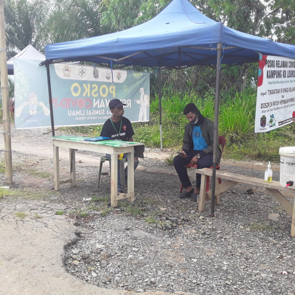 Relawan bersama pengurus pokja kampung kb memantau aktivitas masyarakat saat berada diluar rumah