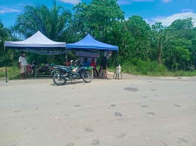 Tim Relawan memantau kendaraan yang keluar masuk wilayah kampung kb lourdes