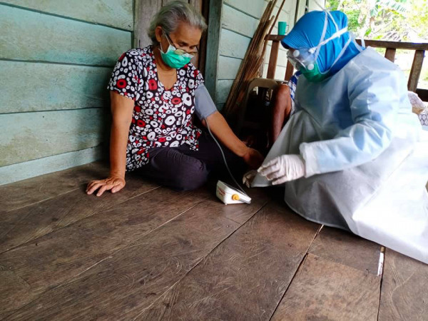 Tim Pankesia Kampung KB Lourdes Desa Sungai Limau cek kesehatan lansia di rumah