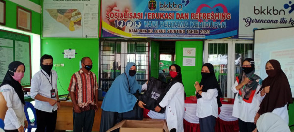 Penyerahan bantuan APE BKB KIT Stunting Emas dari OPD KB Kabupaten Nunukan kepada Penyuluh KB Sebatik Tengah