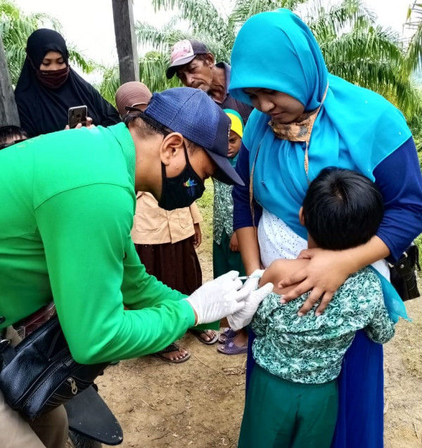 tenaga Medis Memberikan Imunisasi kepada Anak di Sekolah Tapal batas Malaysia