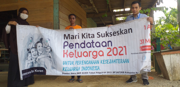Sosialisasi PK21 melalui pemasangan spanduk PK21 di wilayah kampung KB Lourdes