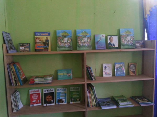 koleksi buku rumah baca Imbaya