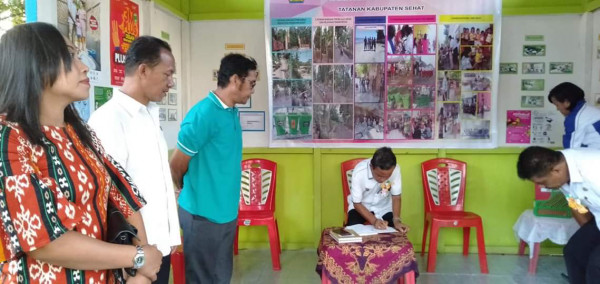 Wakil Bupati Kepulauan Sangihe saat mengisi Buku Tamu di Sekretariat Pokja Kampung Sehat