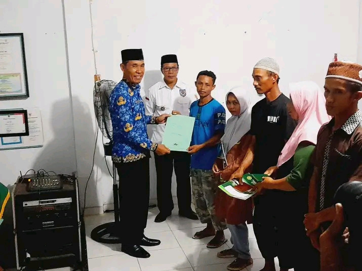 Penyerahan akta nikah dan buku nikah