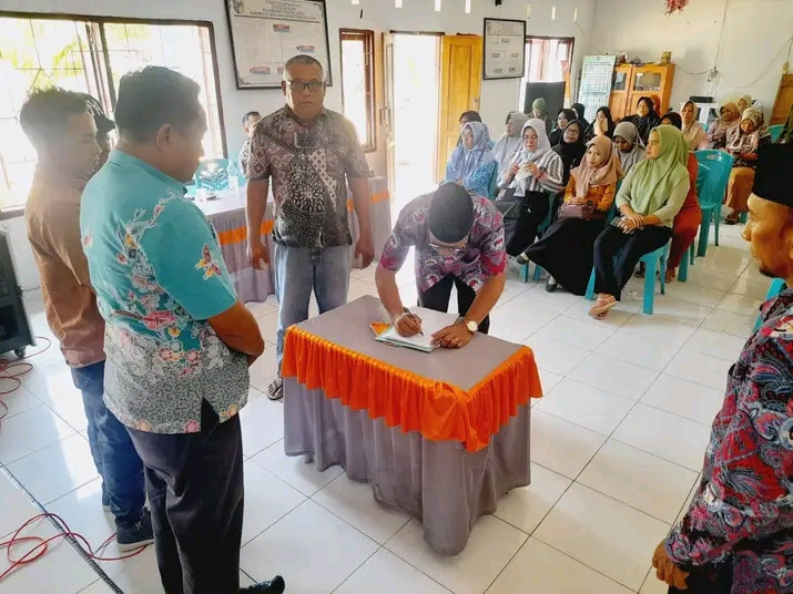 Penandatanganan berita acara oleh sangadi duini