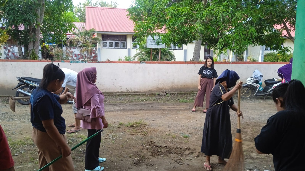 terpantau kepala desa turun lansung mencangkul rumput liar yang hidup di halaman TK/KB