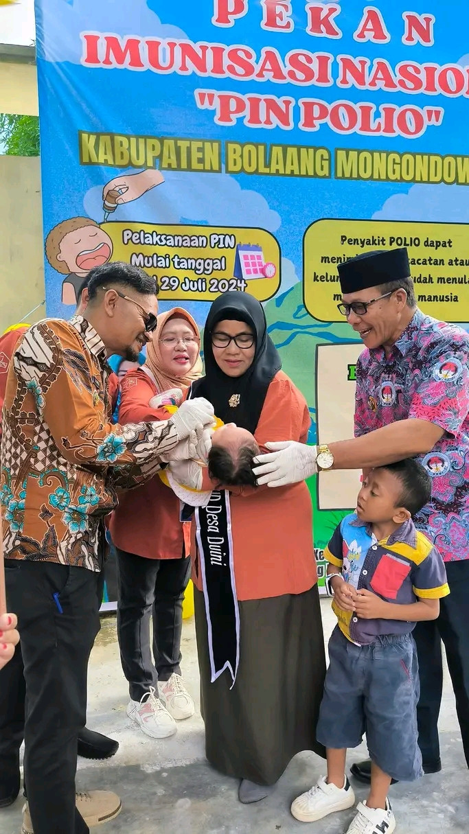 Pemberian imunisasi polio oleh camat di dampingi oleh sangadi duini. Bunda paud desa duini dan kepala puskesmas tuntung