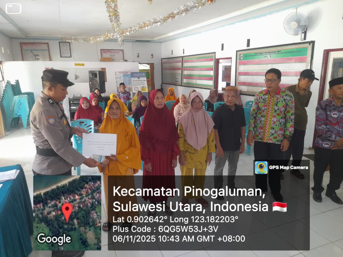 Penyerahan secara simbolis oleh perwakilan polsek pinogaluman