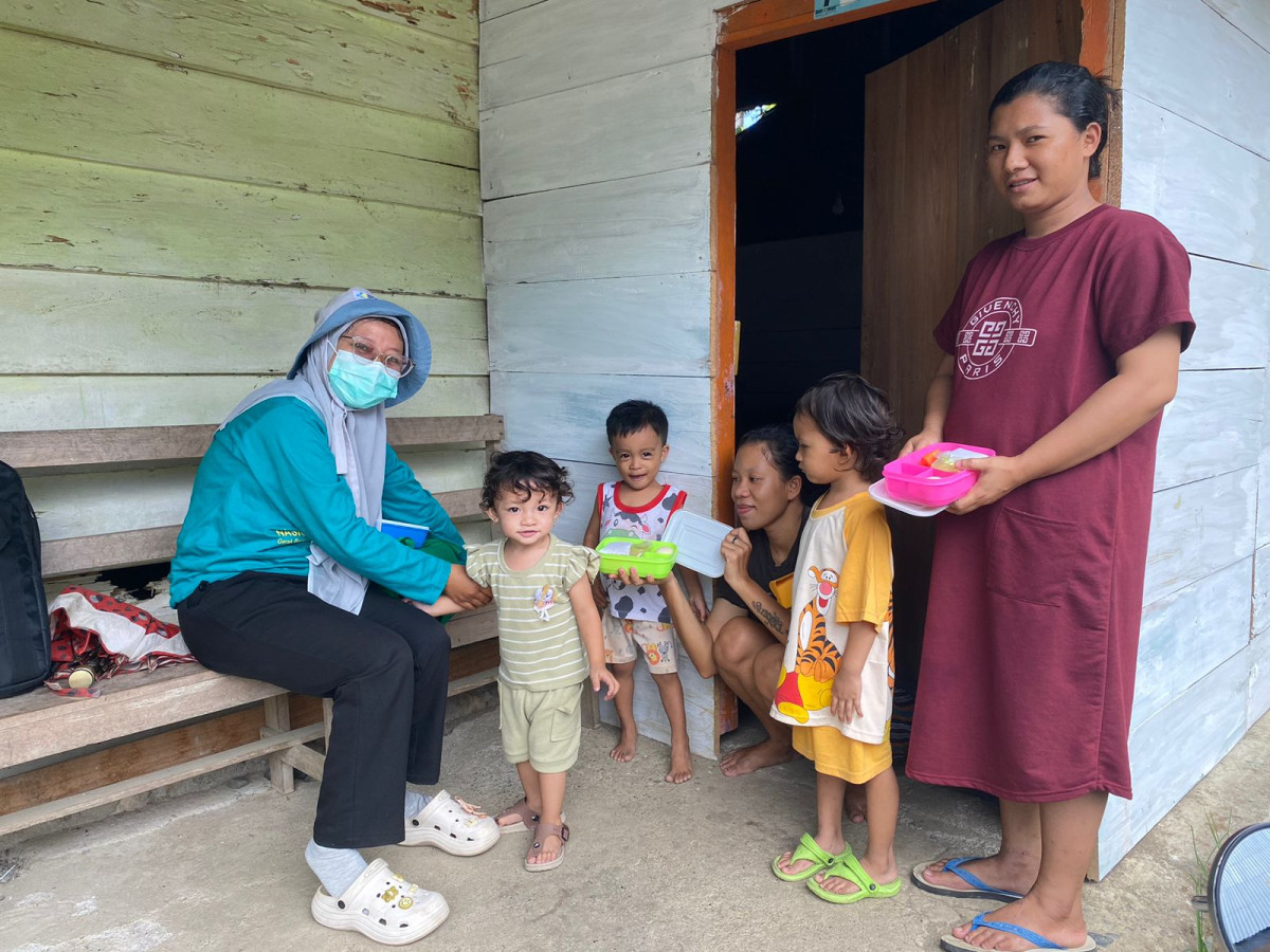 PEMBAGIAN MAKANAN TAMBAHAN(PMT) UNTUK ANAK BALITA RESIKO STUNTING