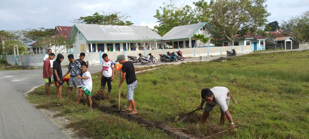 Foto Kegiatan GERMAS/Membersihkan lingkungan desa stadong