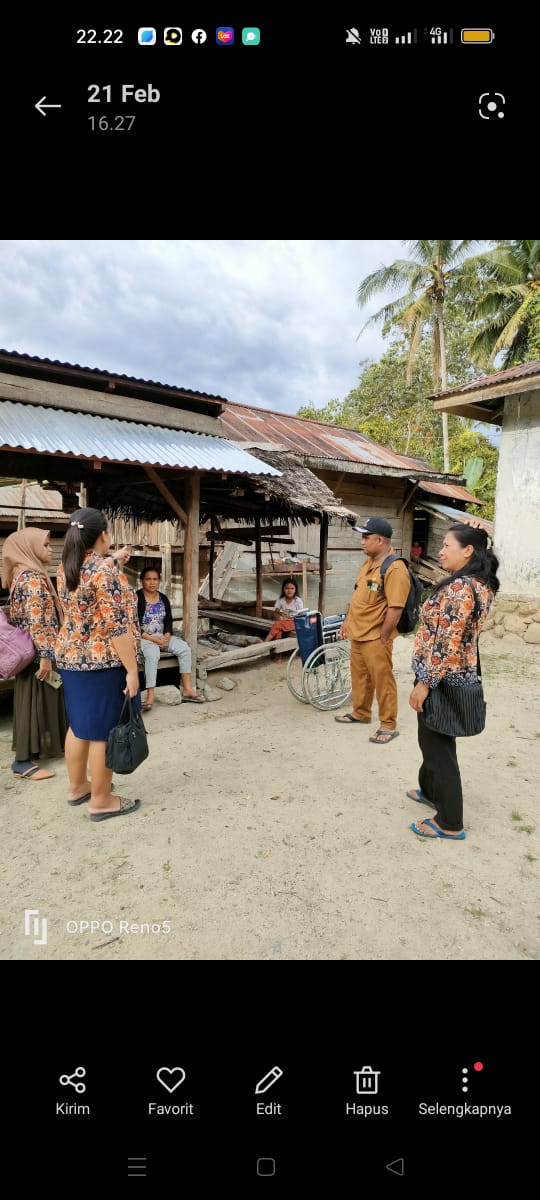 Pemberian batuan kursi roda kepada disabilitas