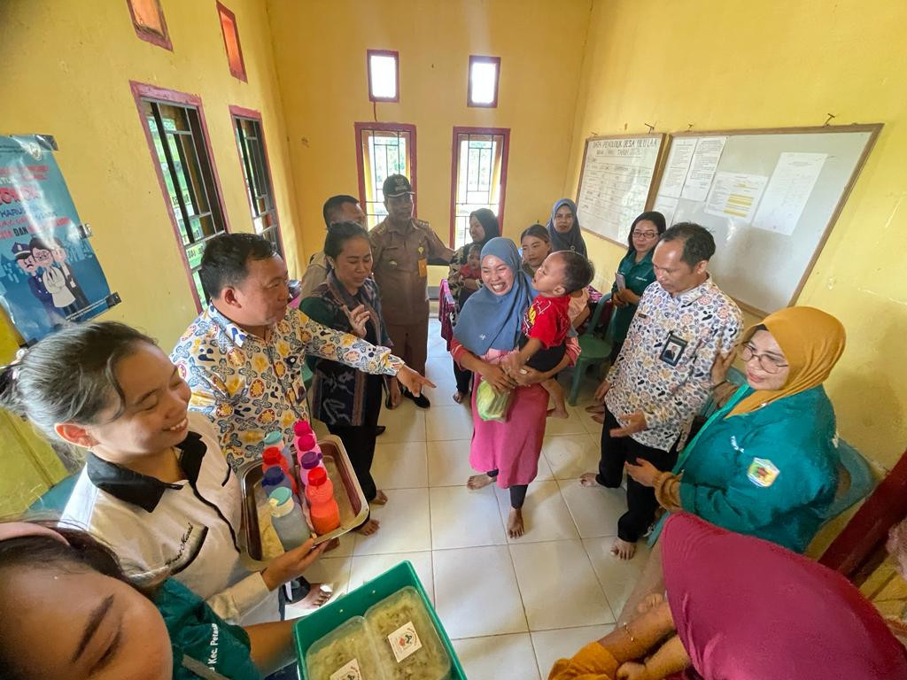 Pembagian Susu dan Makanan Pendamping atau makanan Tambahan berupa bubur sehat pada baduta dan balita