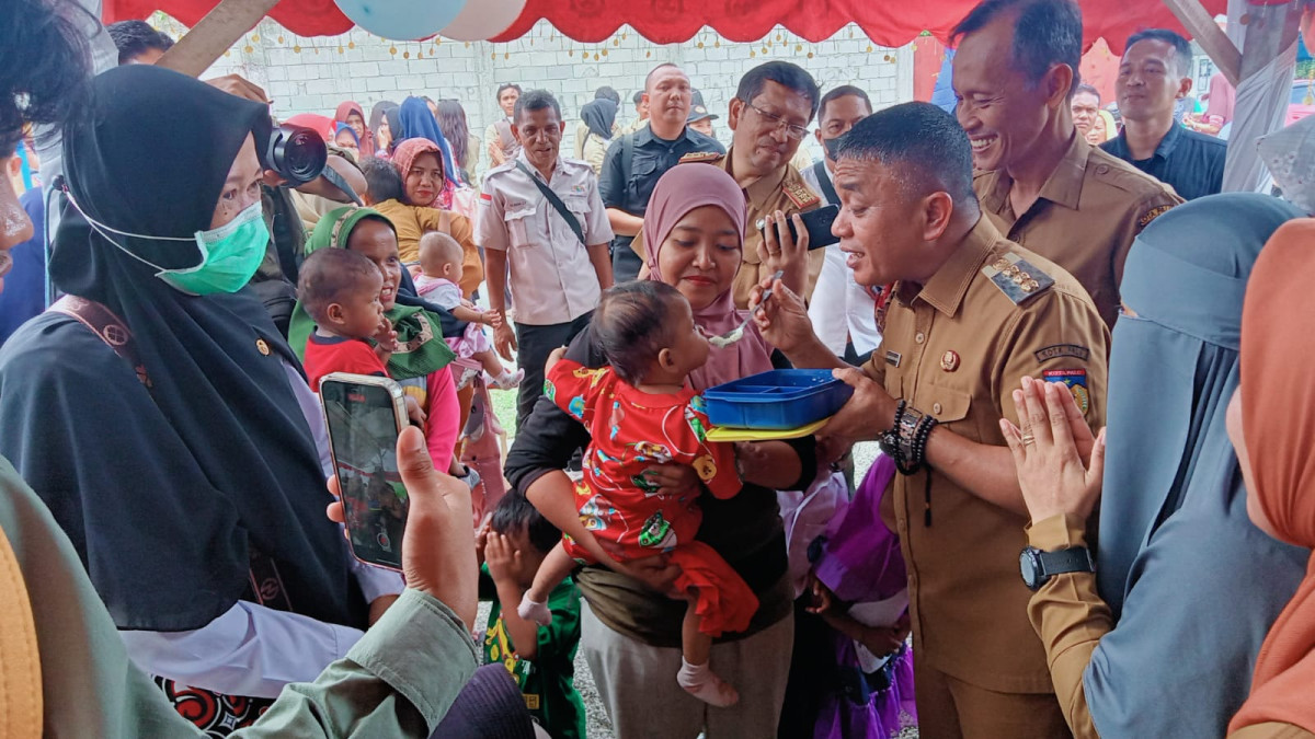 MELAKSANAKAN KEGIATAN DAPUR SEHAT ATASI STUNTING (DAHSYAT) DI KAMPUNG KB SANTINA