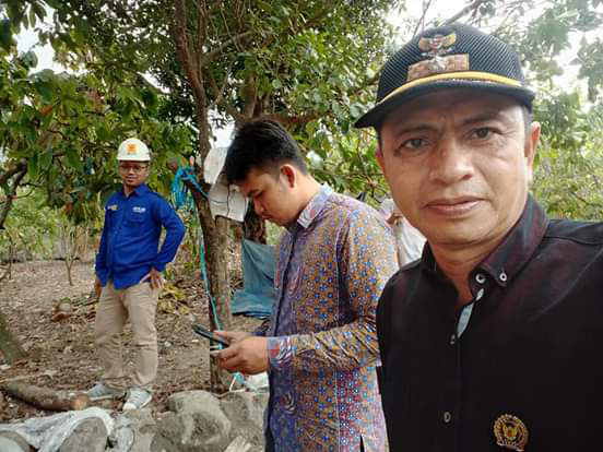 Kepala Desa Kaloling bersama tenaga tekhnisi PLN mengunjungi lokasi pemasangan kabel listrik