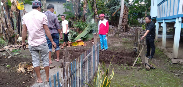 kepala Desa dan semua kepala dusun ikut serta bekerja pembuatan bedengan unttuk tanaman bibit sayur