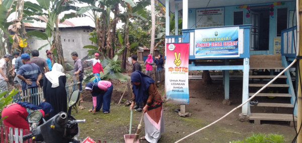 kader ppkbd dan semua sub ppkbd melaksnakan kerja bakti di halaman rumah data kampung KB