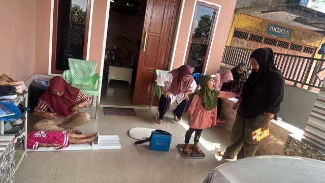 Melakukan pembinaan posyandu