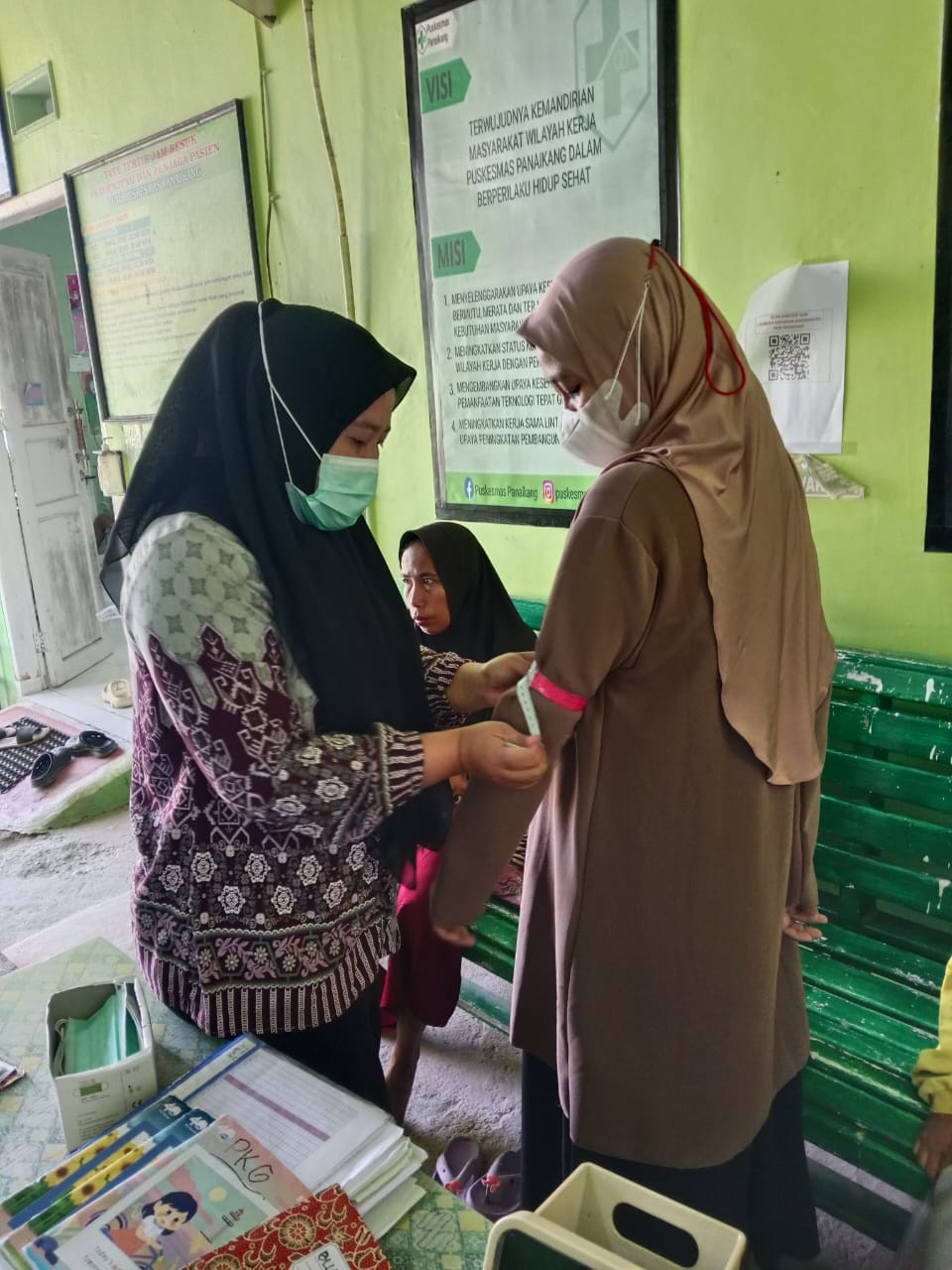 Pemberian tambahan asupan gizi bagi ibu hamil kurang energi kronik (KEK)