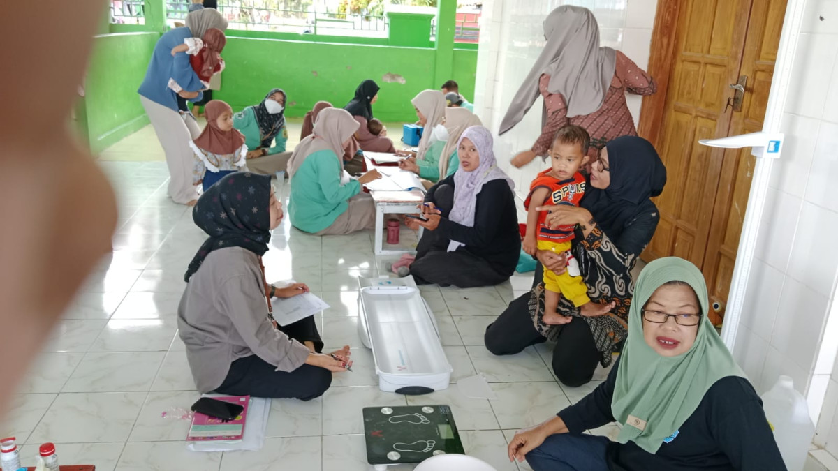 Melakukan pembinaan posyandu