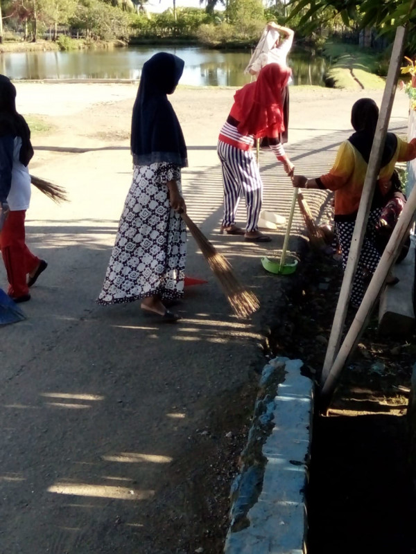 Kegiatan jumat bersih oleh ibu-ibu kampung kb bahari