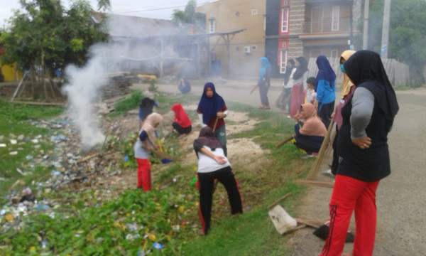 Aktifitas masyarakat dalam kegiatan kerja bakti di kampung kb bahari